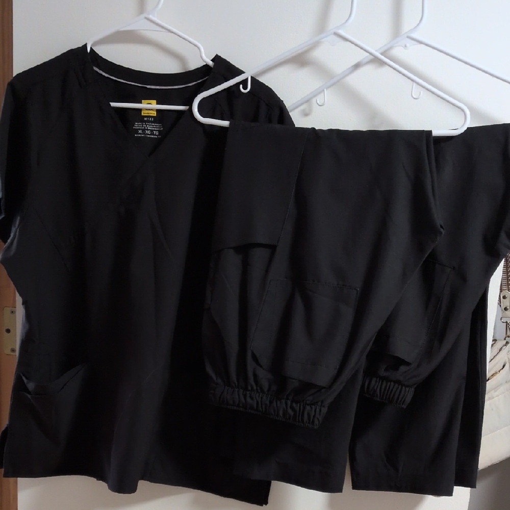 XL Top, Large Pants (2), Wonderwink 123 Scrub Set